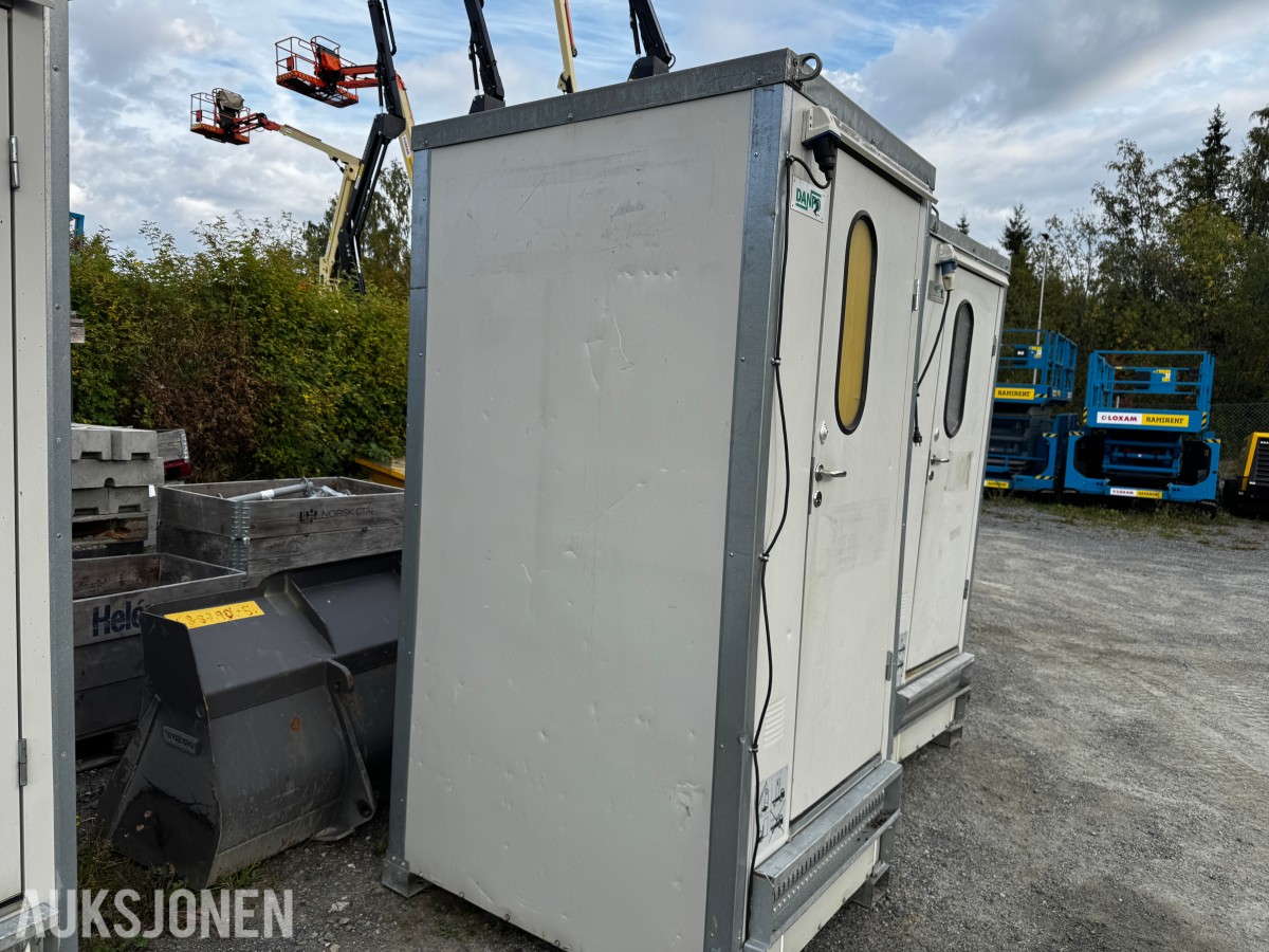 Toalett med heiseører og truckslisser