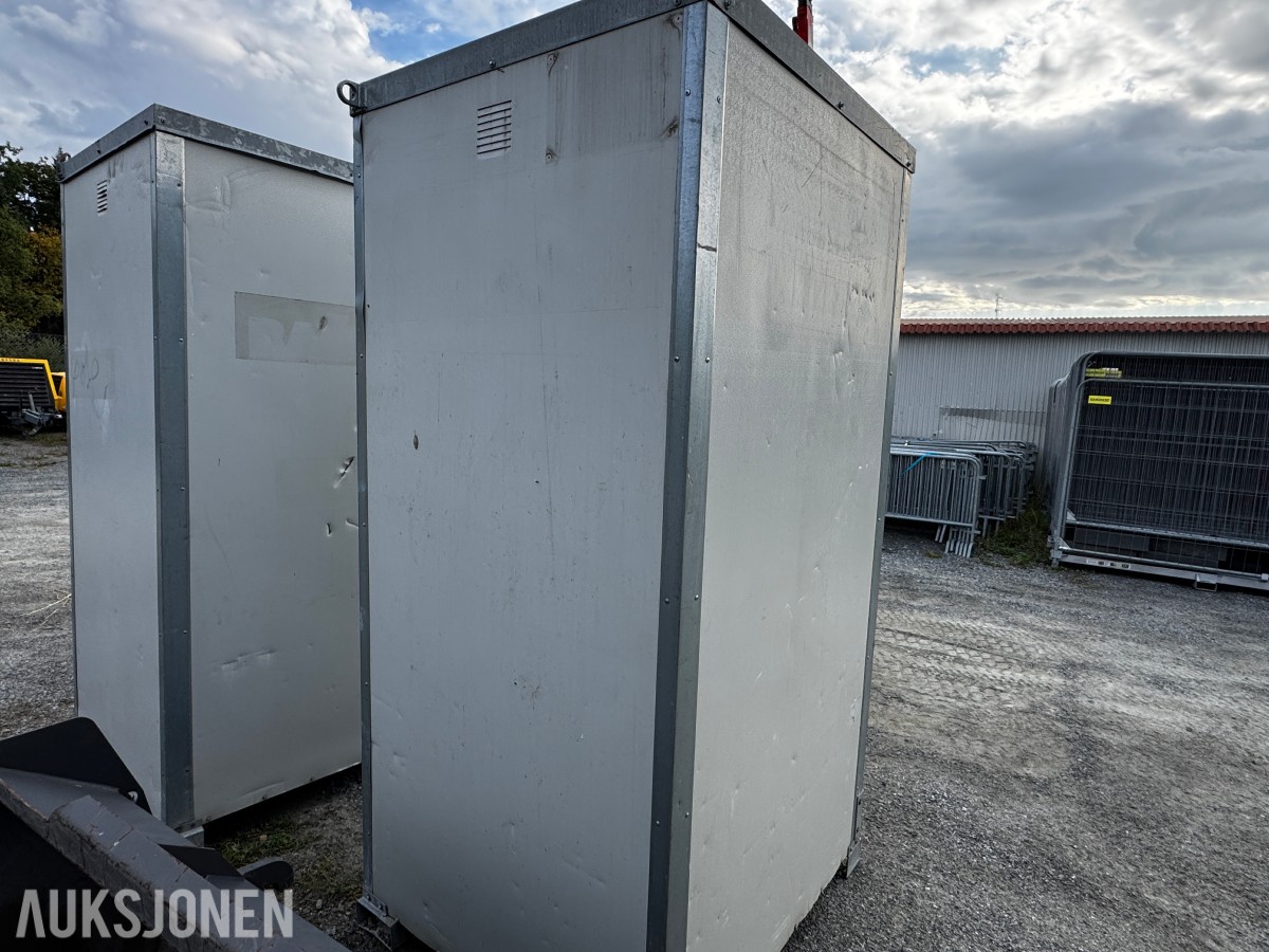 Toalett med heiseører og truckslisser