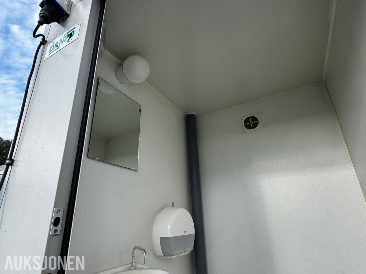 Toalett med heiseører og truckslisser