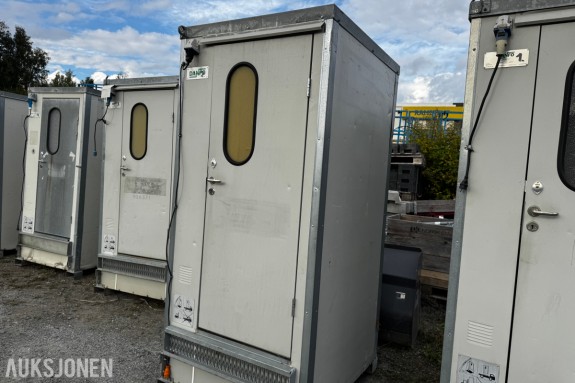 Toalett med heiseører og truckslisser