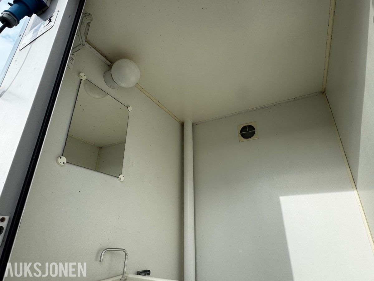 Toalett med heiseører og truckslisser