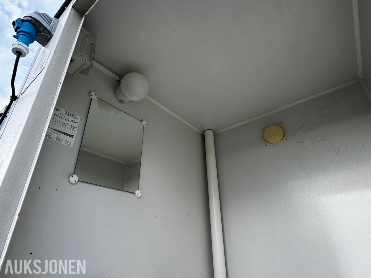 Toalett med heiseører og truckslisser