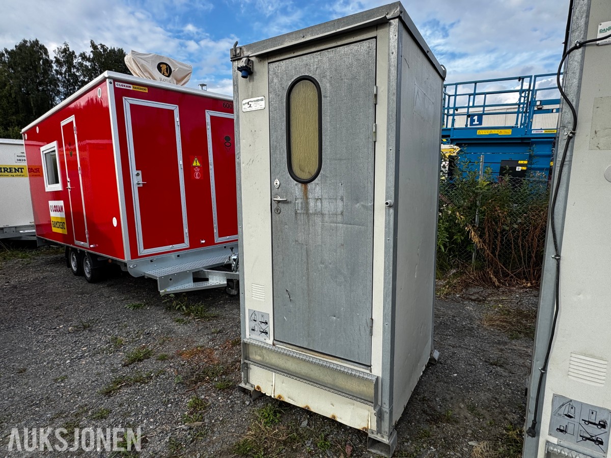 Toalett med heiseører og truckslisser