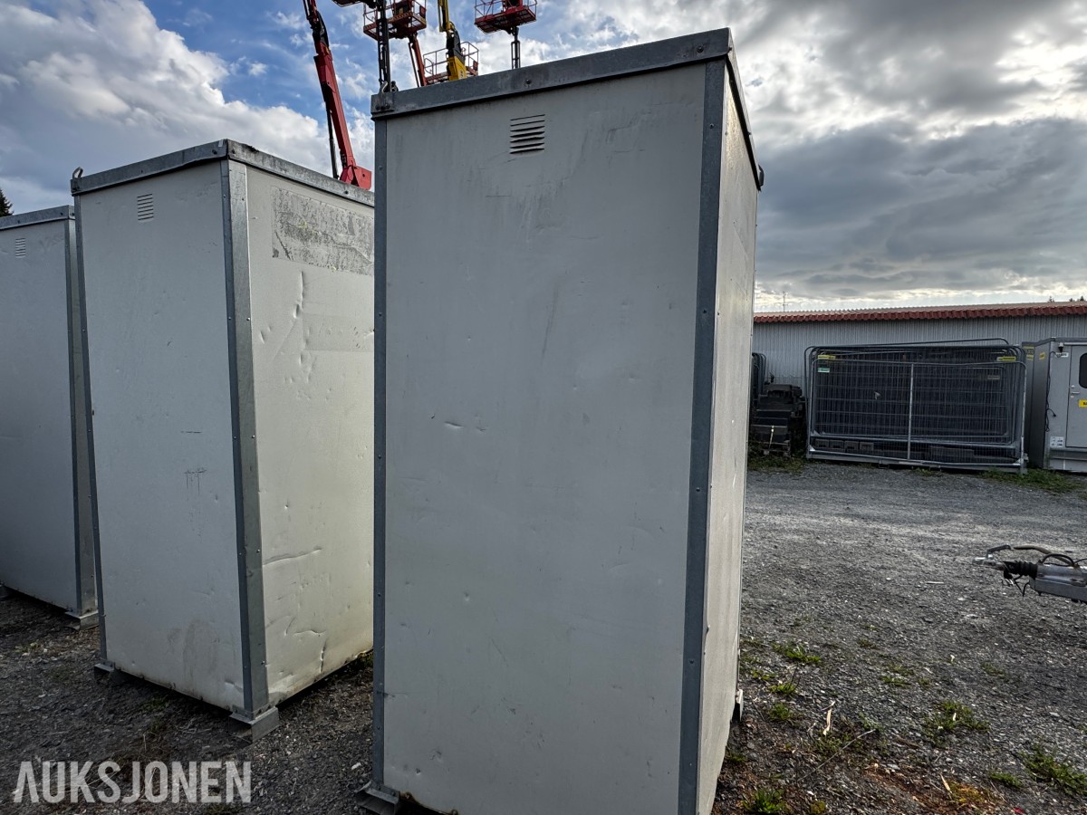 Toalett med heiseører og truckslisser