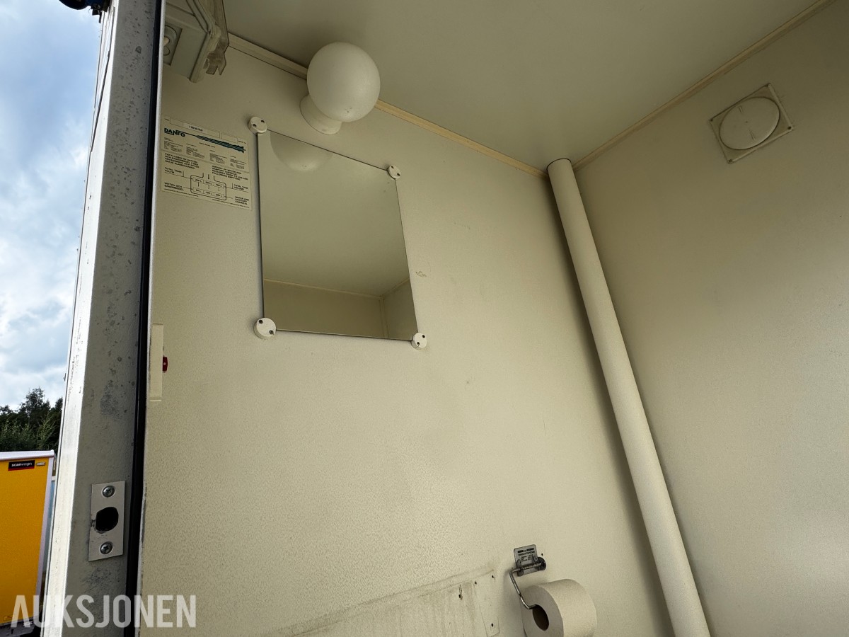 Toalett med heiseører og truckslisser