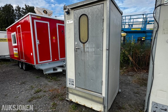 Toalett med heiseører og truckslisser