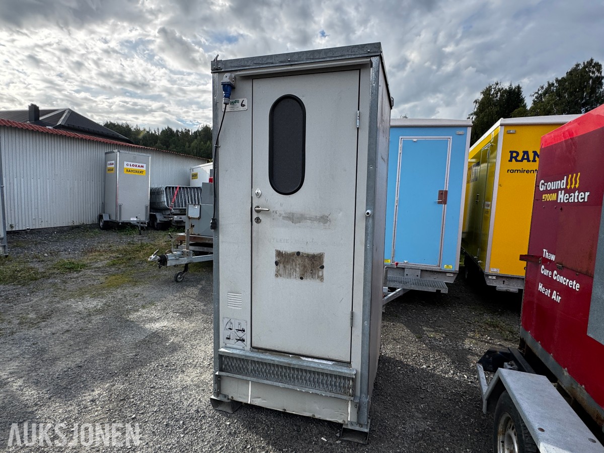 Toalett med heiseører og truckslisser