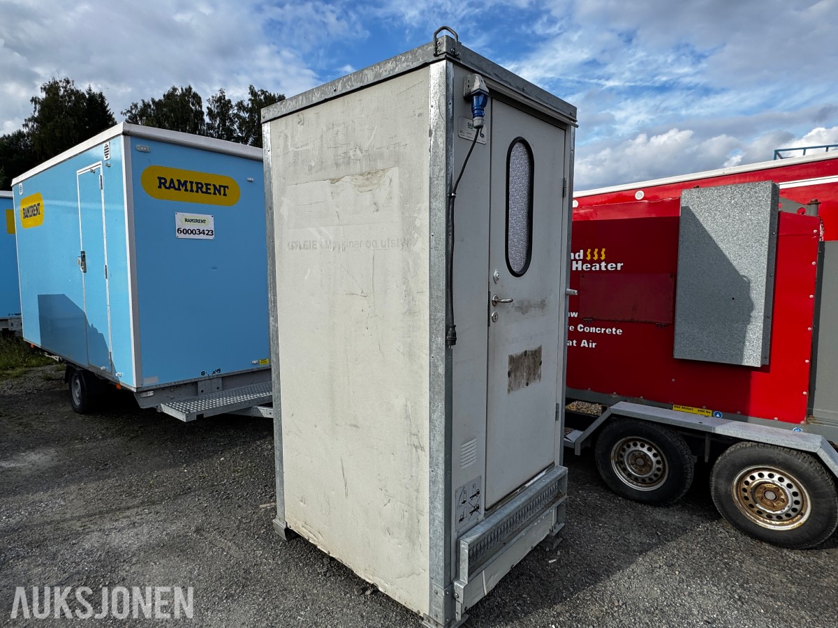 Toalett med heiseører og truckslisser