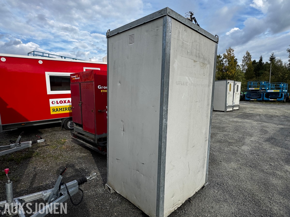 Toalett med heiseører og truckslisser