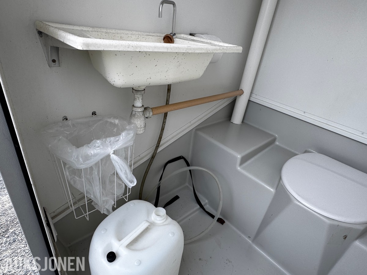 Toalett med heiseører og truckslisser