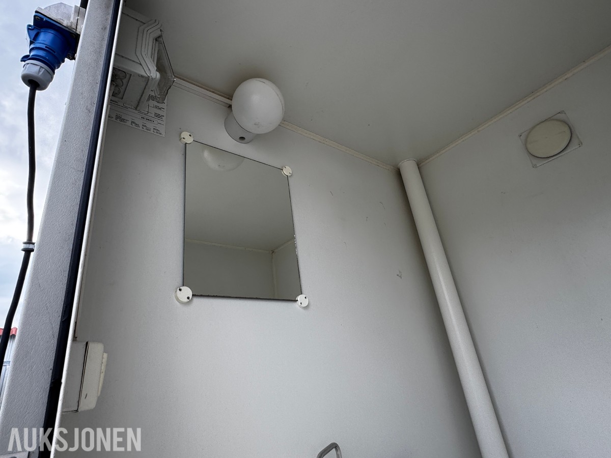 Toalett med heiseører og truckslisser