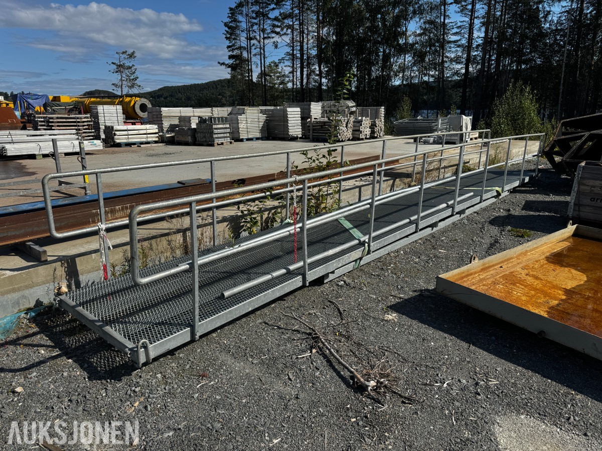 Galvanisert bru med rekkverk ca 10 meter lengde