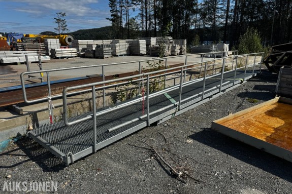 Galvanisert bru med rekkverk ca 10 meter lengde