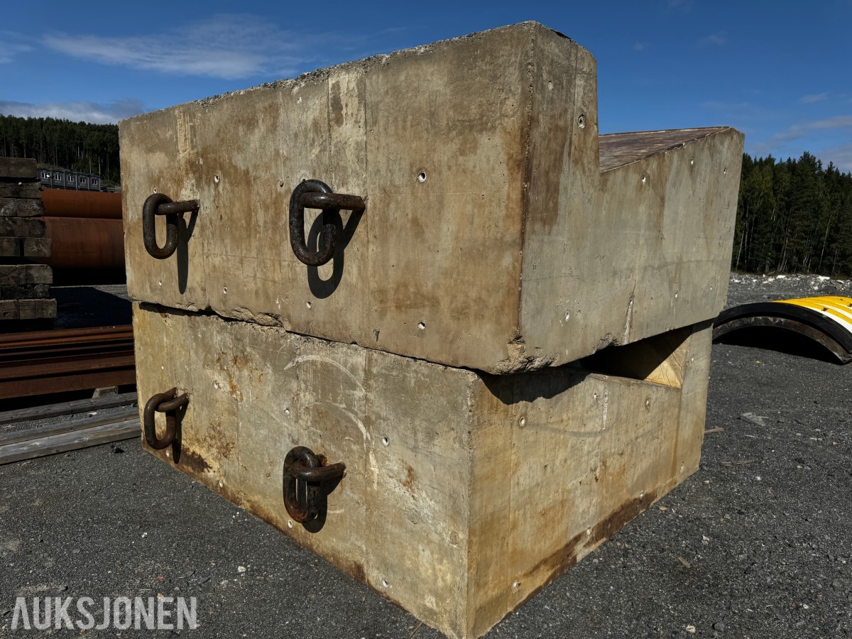 2 stk betonglodd med grov innfesting.