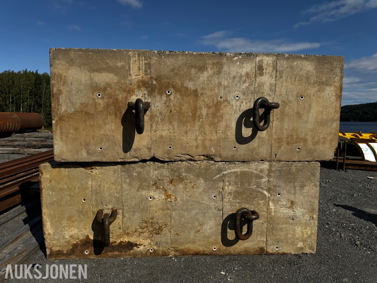 2 stk betonglodd med grov innfesting.