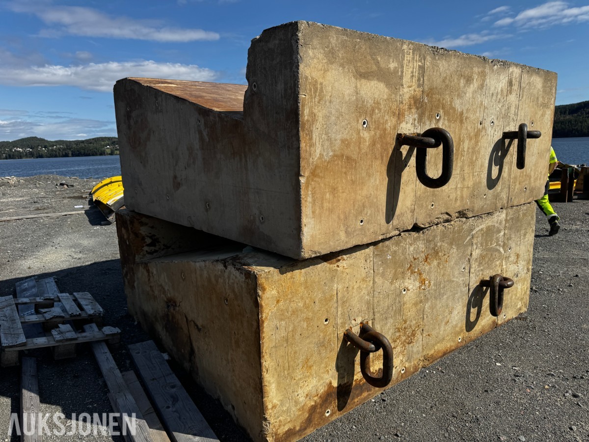 2 stk betonglodd med grov innfesting.
