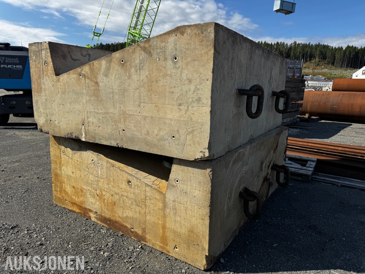 2 stk betonglodd med grov innfesting.