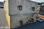 2 stk betonglodd med grov innfesting. 