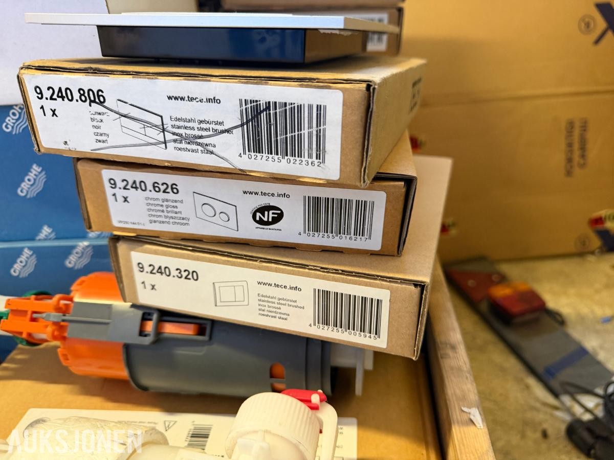 Parti med VVS-komponenter – sirkulasjonspumper, trykkslanger og betjeningsplater