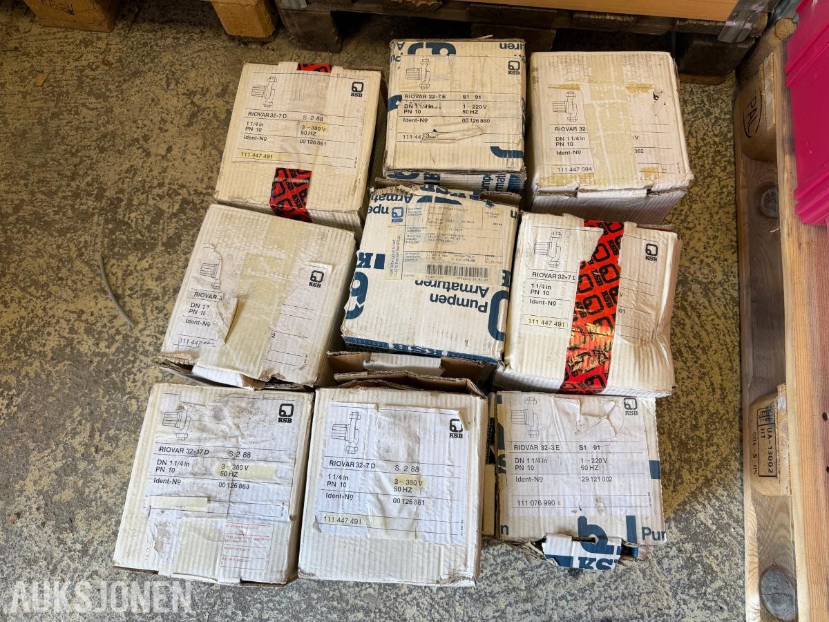 Parti med VVS-komponenter – sirkulasjonspumper, trykkslanger og betjeningsplater