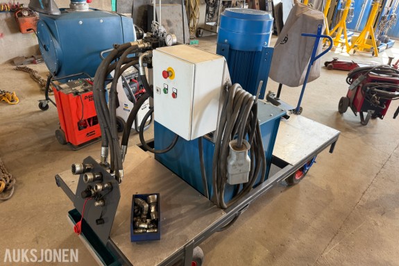 Hydraulikkaggregat / hydraulisk test- og serviceenhet (til lastebilhengere) på mobil vogn med slanger og hurtigkoblinger