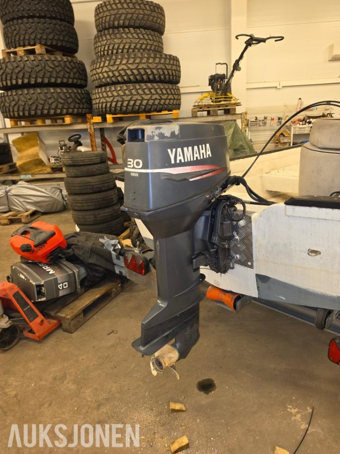 fiskebåt med opplagshenger  og 2003 yamaha 3syl 30hk med lang stamme
