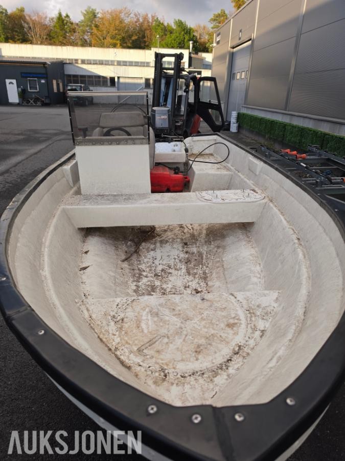 fiskebåt med opplagshenger  og 2003 yamaha 3syl 30hk med lang stamme
