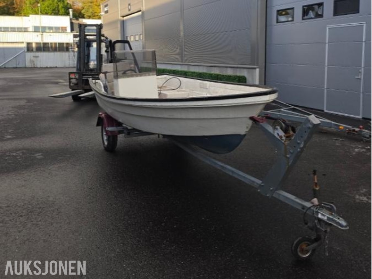fiskebåt med opplagshenger  og 2003 yamaha 3syl 30hk med lang stamme
