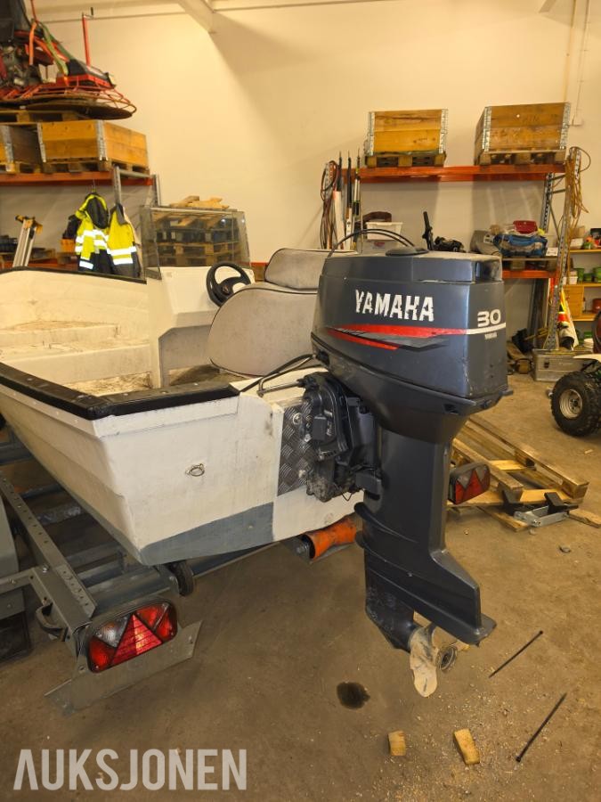 fiskebåt med opplagshenger  og 2003 yamaha 3syl 30hk med lang stamme