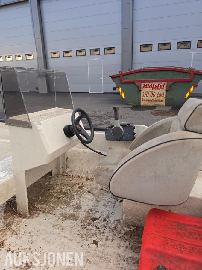 fiskebåt med opplagshenger  og 2003 yamaha 3syl 30hk med lang stamme