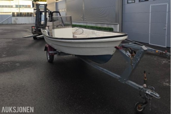 fiskebåt med opplagshenger og 2003 yamaha 3syl 30hk med lang stamme