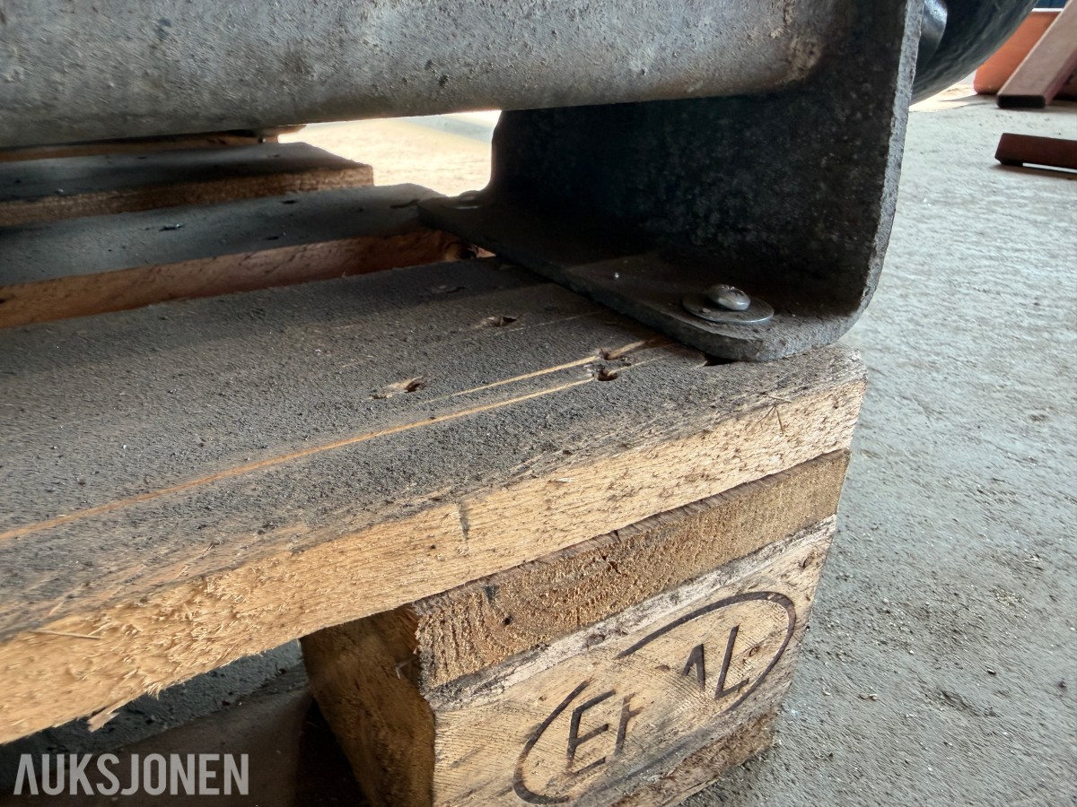 2 stk. Tilhengerakslinger komplett med dekk, 1350kg/stk