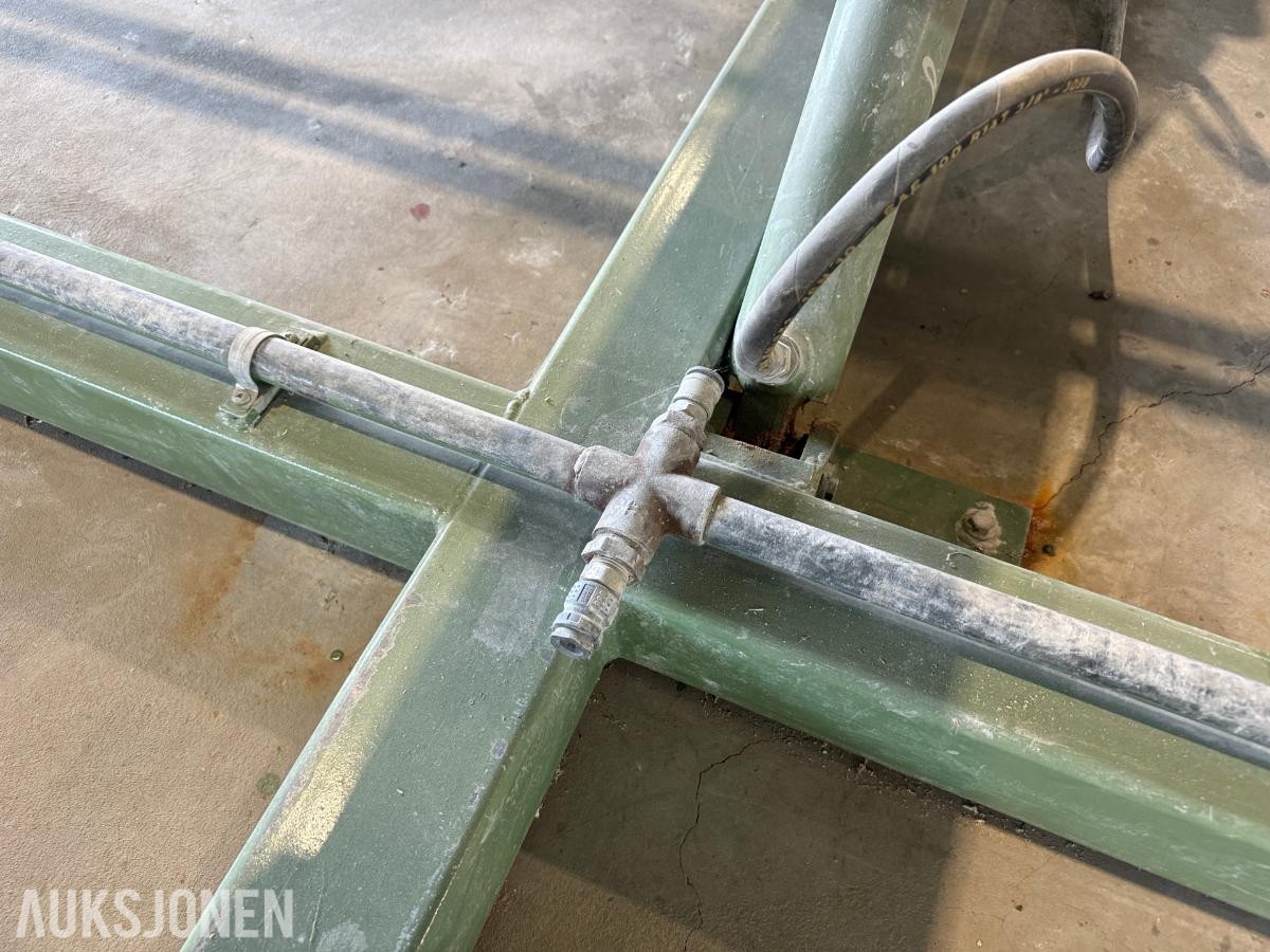 Hydraulisk butterfly-/vendeanlegg for veggelementer