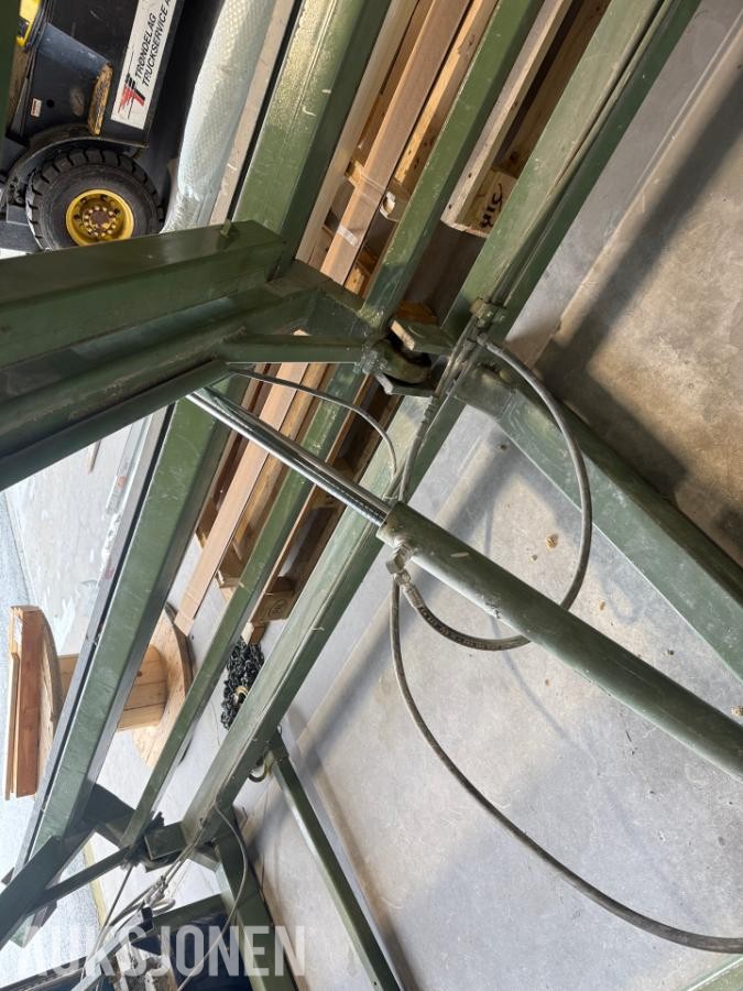 Hydraulisk butterfly-/vendeanlegg for veggelementer