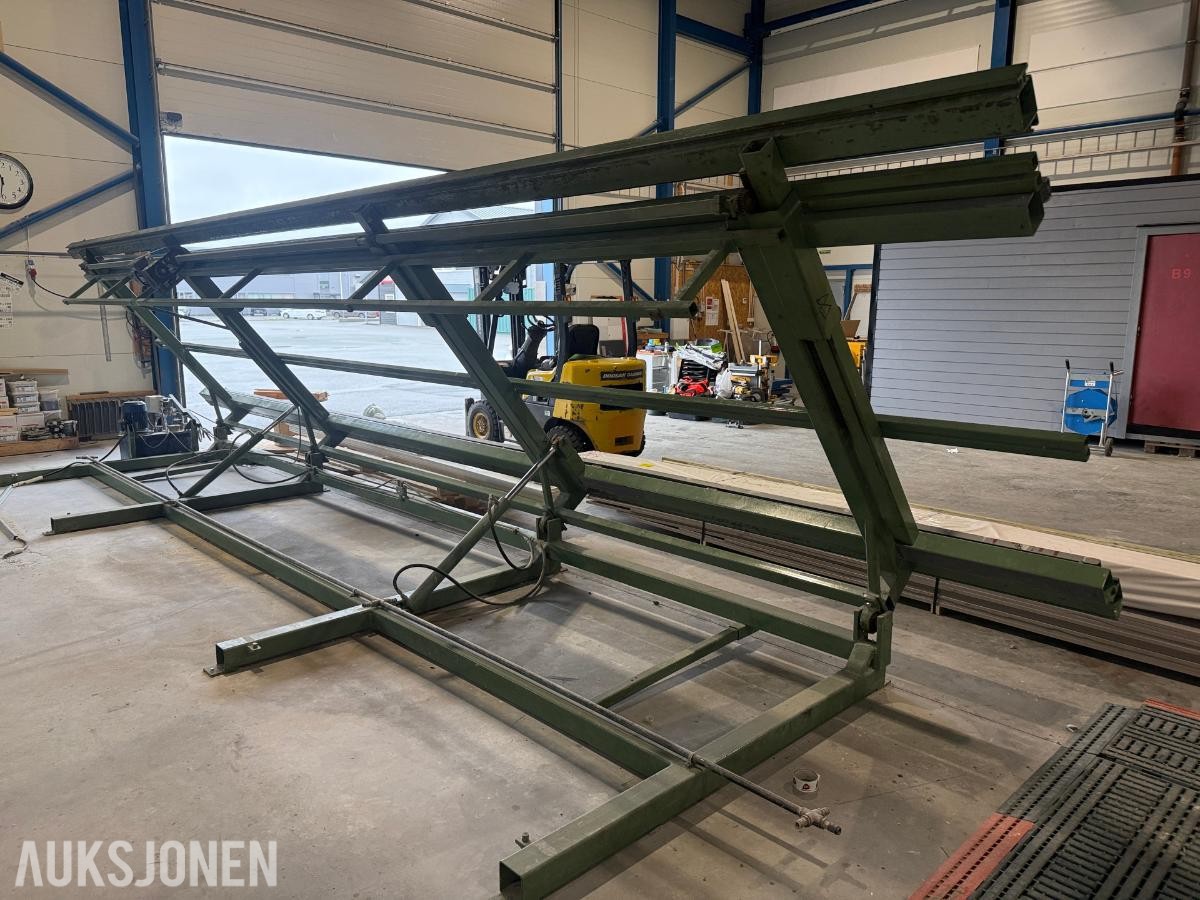 Hydraulisk butterfly-/vendeanlegg for veggelementer