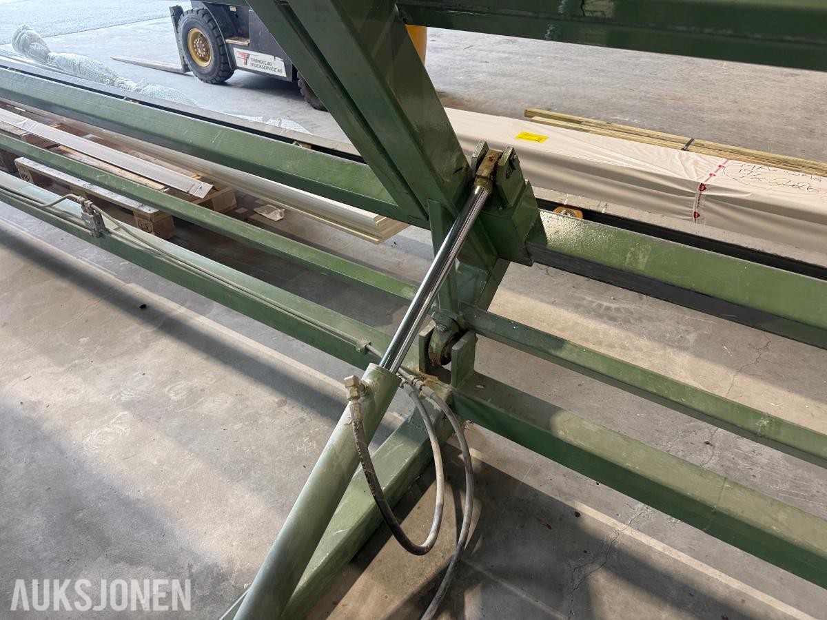 Hydraulisk butterfly-/vendeanlegg for veggelementer