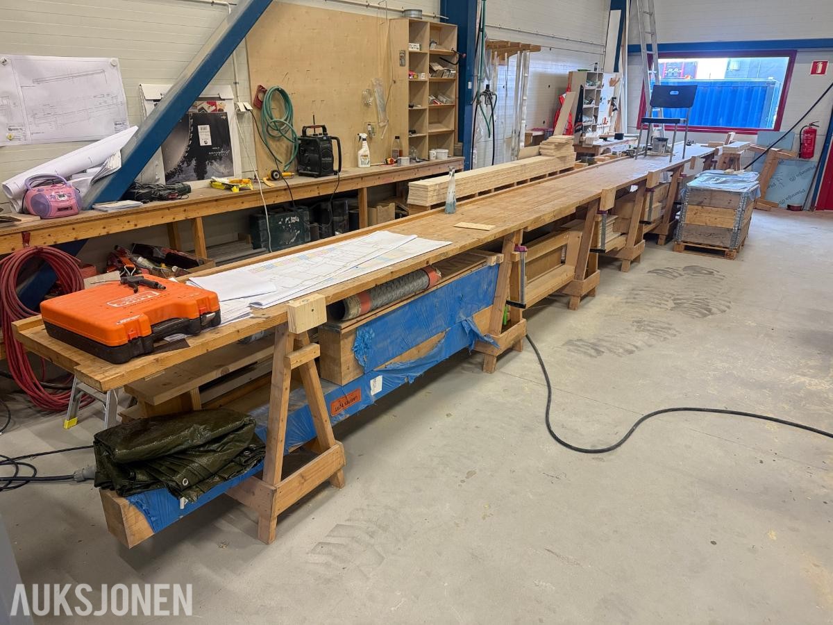 Langt arbeidsbord / monteringsbord – ca. 9 x 1,1 meter