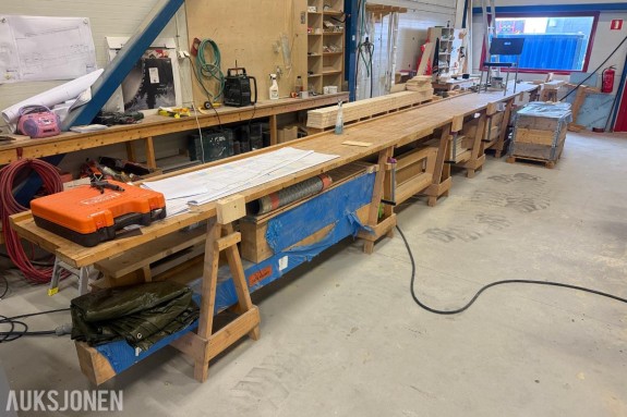 Langt arbeidsbord / monteringsbord – ca. 9 x 1,1 meter