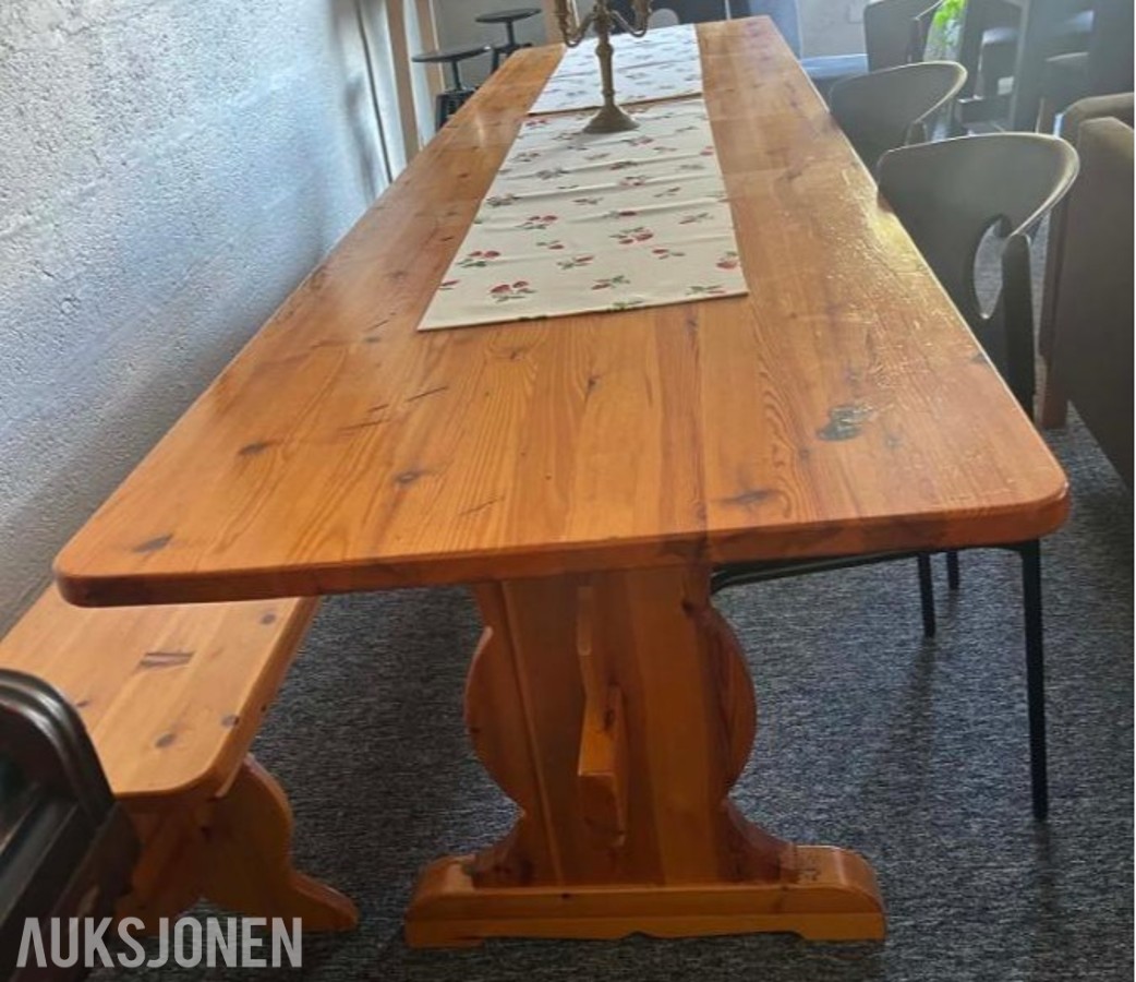 Spisebord med benk i heltre furu