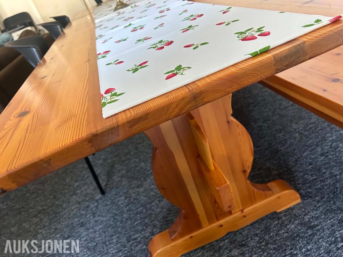 Spisebord med benk i heltre furu