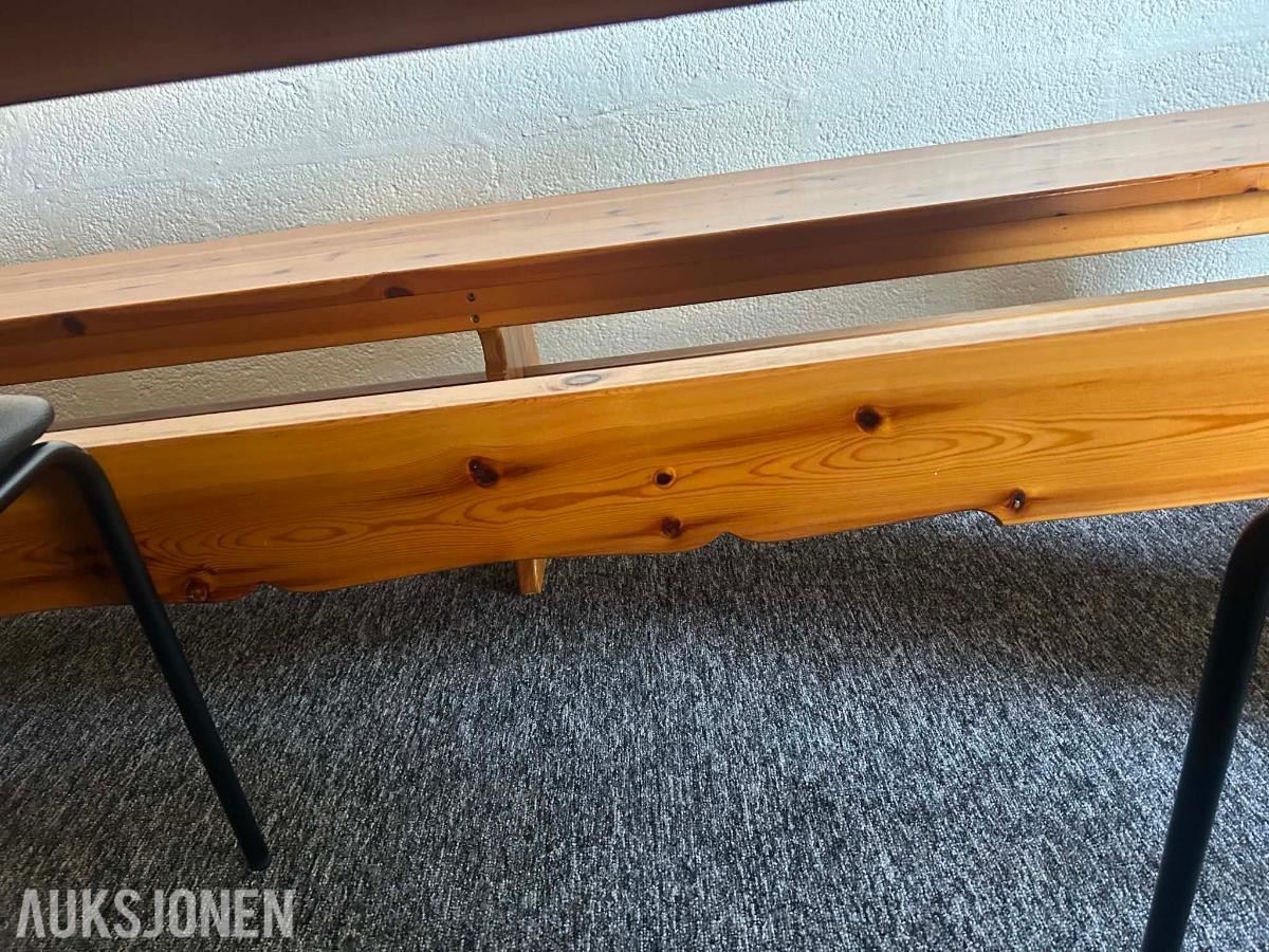 Spisebord med benk i heltre furu