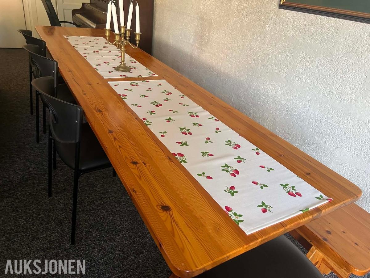 Spisebord med benk i heltre furu