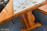 Spisebord med benk i heltre furu