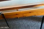 Spisebord med benk i heltre furu