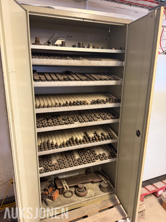 2000 Sunrise PM-35T stansemaskin med verktøyskap og verktøy på pall