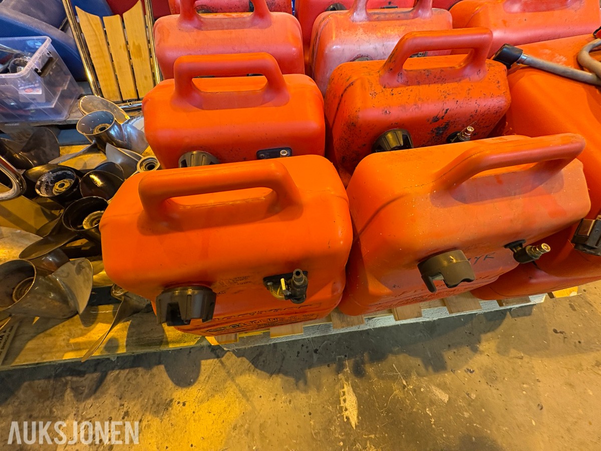Parti med bensintanker til båt – selges samlet