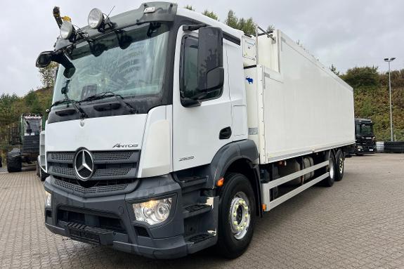 2018 Mercedes-Benz Antos 2535L 6x2 kjølebil med Schmitz Cargobull-skap, Carrier Transicold og BÄR bakløfter
