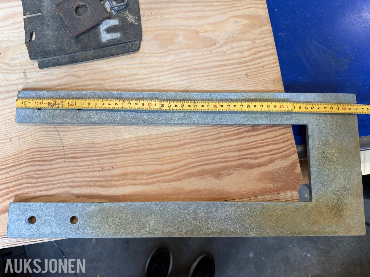 Ca. 170 stk galvaniserte stålbeslag - ca. 52,5 x 21,5 cm - 3,9 kg/stk