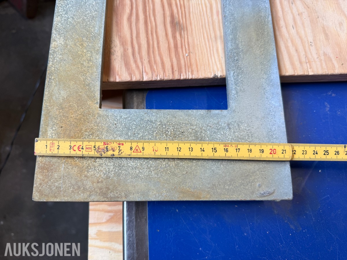 Ca. 170 stk galvaniserte stålbeslag - ca. 52,5 x 21,5 cm - 3,9 kg/stk
