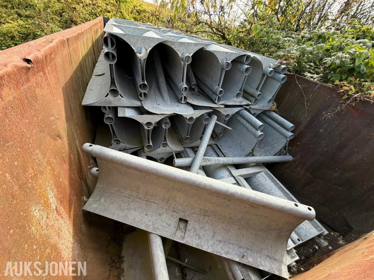 GMM Krokcontainer full av Mini-Guard veihindring